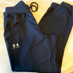 Under Armour Men’s M classic black jogger. Like new condition!